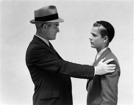 simsearch:846-02797275,k - ANNÉES 1940 HOMME ET GARÇON PÈRE FILS FACE À FACE LES DEUX IN CHAPEAUX ET COSTUMES Photographie de stock - Rights-Managed, Code: 846-02797213