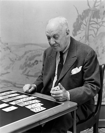 paciência - 1940s ELDERLY MAN PLAYING SOLITAIRE Foto de stock - Direito Controlado, Número: 846-02797220