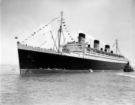 rimorchiatore - 1930s MAIDEN VOYAGE OF QUEEN MARY DWARFING SMALL TUGBOAT MOVING ALONGSIDE IT Fotografie stock - Rights-Managed, Codice: 846-02797233