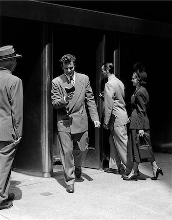 peatón (hombre y mujer) - 1940s 1950s BUSINESS MEN AND WOMAN ENTERING AND LEAVING BUILDING Foto de stock - Con derechos protegidos, Código: 846-02797246