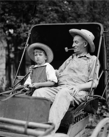 simsearch:846-02792921,k - ANNÉES 1930 FARM BOY & GRAND-PÈRE EN CHAPEAUX DE PAILLE & SALOPETTES ASSIS AU PETIT BUGGY Photographie de stock - Rights-Managed, Code: 846-02797258