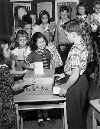 scherze machen - 1950ER JAHRE 4TH GRADE MOCK WAHL SCHÜLER SETZEN STIMMEN IN BALLOT BOX Stockbilder - Lizenzpflichtiges, Bildnummer: 846-02797261