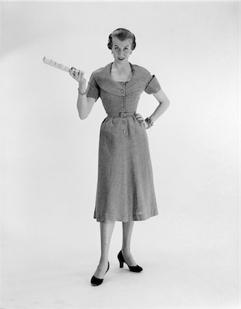 1950ER JAHRE FRAU STEHEND MIT HAND ON HIP HOLDING PAPIER Stockbilder - Lizenzpflichtiges, Bildnummer: 846-02797274