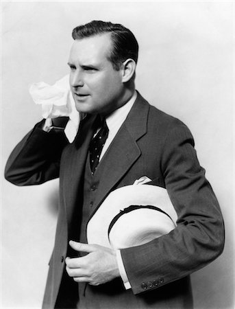 simsearch:846-03165283,k - 1930s MAN IN SUIT HOLDING HAT WIPING FACE WITH HANDKERCHIEF Foto de stock - Con derechos protegidos, Código: 846-02797275