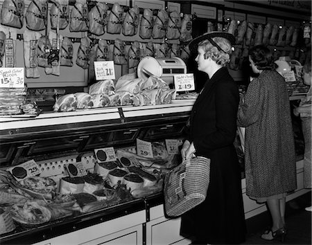 simsearch:846-02792921,k - FEMMES DES ANNÉES 1940 DANS LA BOUCHERIE À LA VITRINE DE VIANDES Photographie de stock - Rights-Managed, Code: 846-02797282