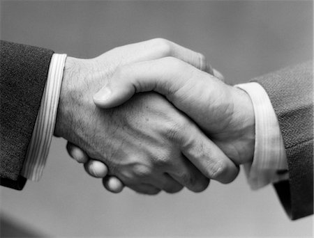 emblematic - 1930s CLOSE-UP OF BUSINESSMEN'S HANDS IN HANDSHAKE AGAINST LIGHT BACKGROUND Foto de stock - Con derechos protegidos, Código: 846-02797293