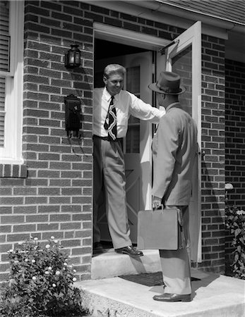 1950s SALESMAN TALKING TO MAN AT FRONT DOOR Foto de stock - Con derechos protegidos, Código: 846-02797335