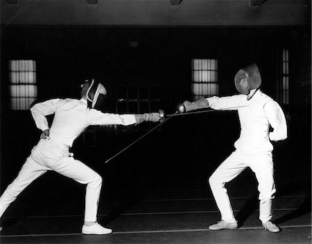 simsearch:846-02791771,k - 1960s TWO FENCERS FENCING BOTH ARE WEARING WHITE UNIFORMS AND FACE MASKS BOTH LEFT HANDS Foto de stock - Con derechos protegidos, Código: 846-02797421