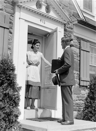 figura - 1950s SALESMAN AT DOOR TALKING TO HOUSEWIFE Foto de stock - Con derechos protegidos, Código: 846-02797423