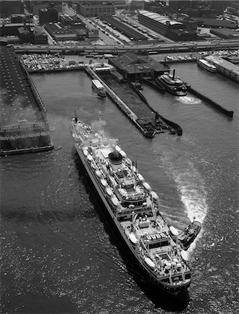 schlepper (boot) - LUFTBILD DER 1960ER JAHRE KREUZFAHRTSCHIFF VERLASSEN LIEGEPLATZ IN NEW YORK Stockbilder - Lizenzpflichtiges, Bildnummer: 846-02797476