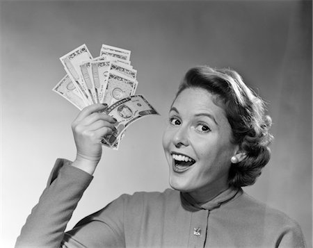 1950ER JAHRE PORTRAIT FRAU HOLDING UP GELD MIT ÜBERTRIEBEN LÄCHELN Stockbilder - Lizenzpflichtiges, Bildnummer: 846-02797472