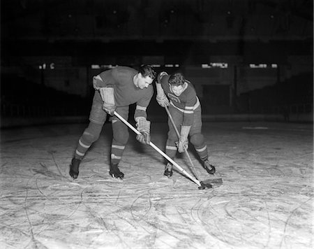 sports and hockey black and white - ICE HOCKEY PLAYERS PUCK 1950s Stock Photo - Rights-Managed, Code: 846-02797490