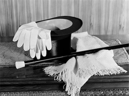 1920s 1930s MAN’S FORMAL EVENING WEAR TOP HAT WHITE GLOVES SCARF AND CANE FOR NIGHT ON THE TOWN Stock Photo - Rights-Managed, Code: 846-02797524