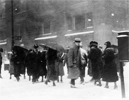 1930s WINTER SNOW CITY STREET SCENE BLURRY MOTION PEOPLE WALKING SNOWY COLD COMMUTING WEATHER BOOTS HATS COATS GLOVES Stock Photo - Rights-Managed, Code: 846-02797585