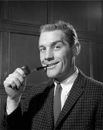 ANNÉES 1950 PORTRAIT D'UN HOMME EN VESTE DE TWEED TABAC PIPE SOURIRE INTÉRIEUR Photographie de stock - Rights-Managed, Code: 846-02797639