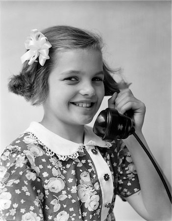 ANNÉES 1930 LITTLE GIRL TALKING ON TÉLÉPHONE Photographie de stock - Rights-Managed, Code: 846-02797682