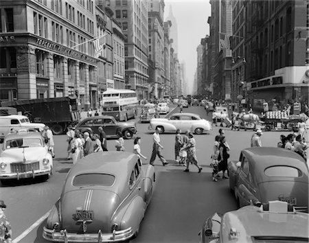 1940s 1950s STREET SCENE CROWDS TRAFFIC INTERSECTION FIFTH AVENUE & 14 STREET MANHATTAN NY NEW YORK CITY Foto de stock - Con derechos protegidos, Código: 846-02797690