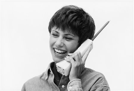 1990s SMILING WOMAN TALKING ON CORDLESS TELEPHONE Foto de stock - Con derechos protegidos, Código: 846-02797707