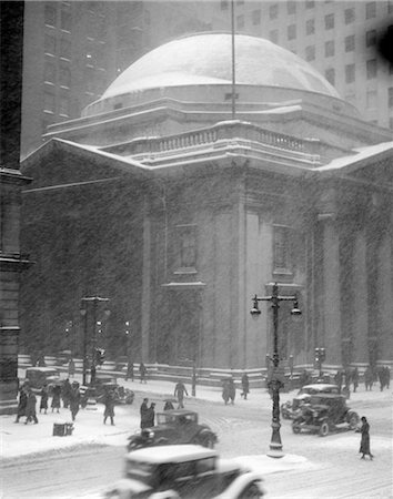 simsearch:846-02795027,k - 1930s GIRARD BANK BUILDING PHILADELPHIA PA PEDESTRIANS STREET LAMPS CARS IN SNOW STORM Stock Photo - Rights-Managed, Code: 846-02797713