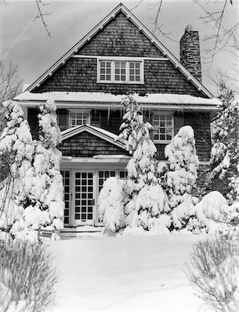 simsearch:846-02797348,k - ANNÉES 1940 TROIS ÉTAGES MAISON AVEC PINS ET ARBUSTES RECOUVERTES DE NEIGE Photographie de stock - Rights-Managed, Code: 846-02797742