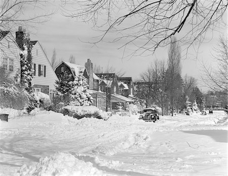 simsearch:846-02795562,k - 1940s SUBURBAN WINTER SCENIC STREET HOUSES AND CARS COVERED IN SNOW Foto de stock - Con derechos protegidos, Código: 846-02797743