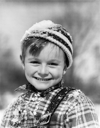 BOY OUTSIDE IN SNOW SMILING AT CAMERA 1930 1930s Foto de stock - Con derechos protegidos, Código: 846-02797759