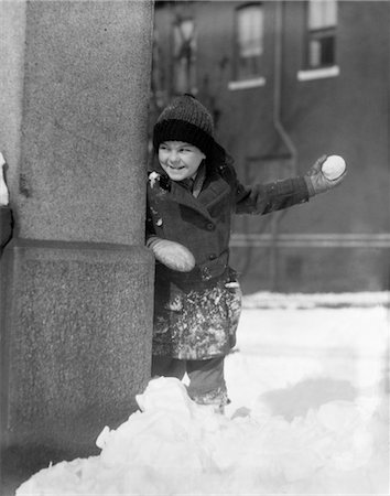 1930s BOY PEEKING AROUND SIDE BUILDING THROWING A SNOWBALL WINTER Foto de stock - Con derechos protegidos, Código: 846-02797767