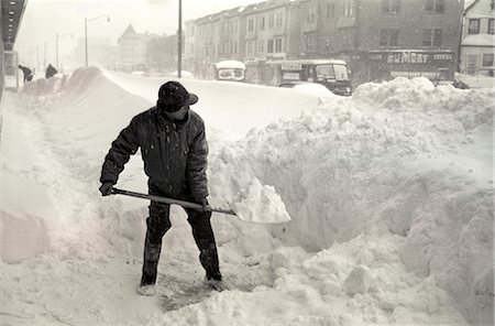 pá - 1940s SNOW SHOVEL SHOVELING STORM WINTER Foto de stock - Direito Controlado, Número: 846-02797772