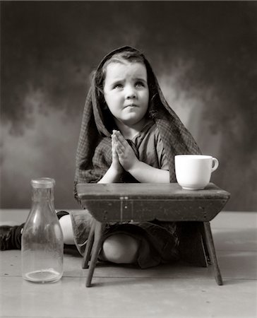 photos of little girl praying - ANNÉES 1930 1940 TRISTE PETITE FILLE CHÂLE SUR CHEVEUX MAINS PRIANT Photographie de stock - Rights-Managed, Code: 846-02797789