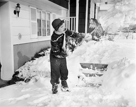 1950s GIRL IN CAP SCARF SWEATER MITTENS & WINTER CLOTHING SHOVELING SNOW OFF STEPS & WALKWAY WORK Foto de stock - Con derechos protegidos, Código: 846-02797819