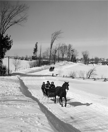 1960s FAMILY DRIVING DOWN RURAL ROAD IN ONE-HORSE SLEIGH Foto de stock - Direito Controlado, Número: 846-02797820