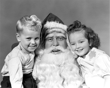 1940s MAN SANTA CLAUS POSING WITH YOUNG BOY AND GIRL IN LAP SMILING INDOOR Foto de stock - Con derechos protegidos, Código: 846-02797857