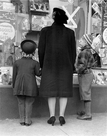 retro christmas female images - 1930s VIEW OF BACKS OF MOTHER DAUGHTER AND SON WINDOW SHOPPING Foto de stock - Con derechos protegidos, Código: 846-02797919