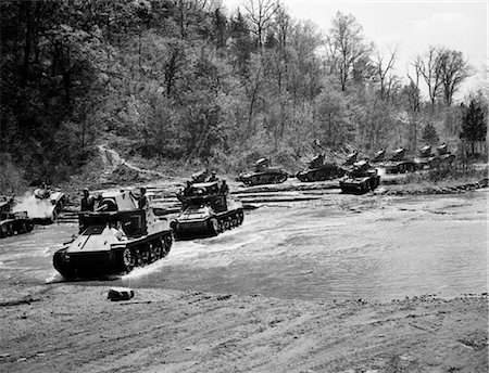 1940s WORLD WAR II 12 U.S. ARMY TANKS ON MANEUVERS CROSSING A RIVER STREAM ARMORED WEAPON Fotografie stock - Rights-Managed, Codice: 846-02791685