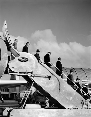 1960s LINE OF BUSINESSMEN WALKING DOWN STAIRWAY OFF JET AIRPLANE Foto de stock - Con derechos protegidos, Código: 846-02791686