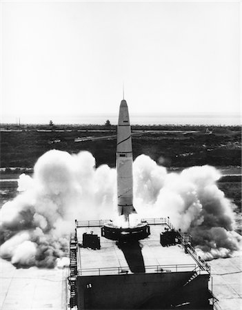 simsearch:846-02793835,k - 1950s DOUGLAS THOR AIR FORCE MISSILE TAKING OFF AT LAUNCH PAD IN CAPE CANAVERAL Foto de stock - Con derechos protegidos, Código: 846-02791695