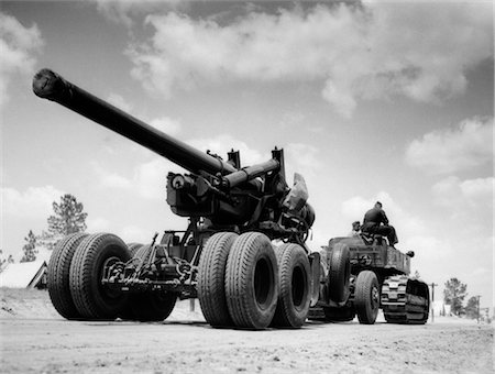 1940s ARMY TRACK VEHICLE HAULING HEAVY ARTILLERY GUN Stock Photo - Rights-Managed, Code: 846-02791710