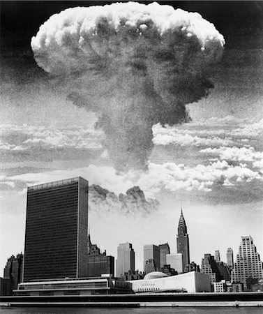 fungo atomico - 1950s 1960s MUSHROOM CLOUD OVER UNITED NATIONS BUILDING NEW YORK CITY WATERFRONT SKYLINE Fotografie stock - Rights-Managed, Codice: 846-02791725