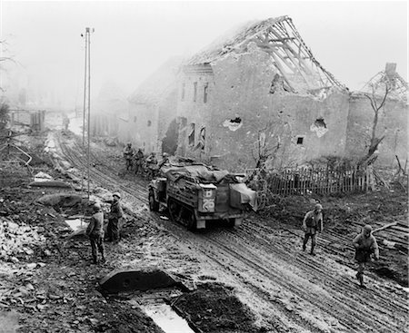 seconda guerra mondiale - 1940s WORLD WAR TANK AMERICAN ARMOR AND INFANTRY MOVING INTO A STILL SMOKING GERMAN TOWN DEVASTATION RUINS WAR Fotografie stock - Rights-Managed, Codice: 846-02791736