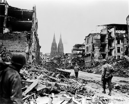 ANNÉES 1940 AMERICAN SOLDATS MARCHANT EN RUINES DE COLOGNE ALLEMAGNE CLOCHERS DE LA CATHÉDRALE EN ARRIÈRE-PLAN Photographie de stock - Rights-Managed, Code: 846-02791737