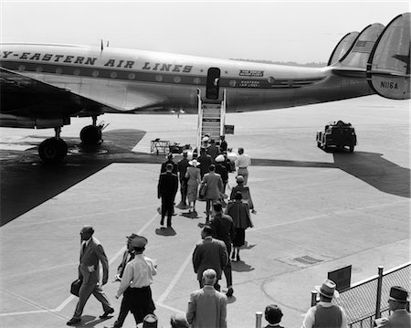 ANNÉES 60 PASSAGERS EMBARQUEMENT PROP AVION LADDER TARMAC VOYAGE VACANCES AÉROPORT EASTERN AIR LINES Photographie de stock - Rights-Managed, Code: 846-02791743