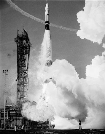 1960s MISSILE TAKING OFF FROM LAUNCH PAD Foto de stock - Con derechos protegidos, Código: 846-02791766