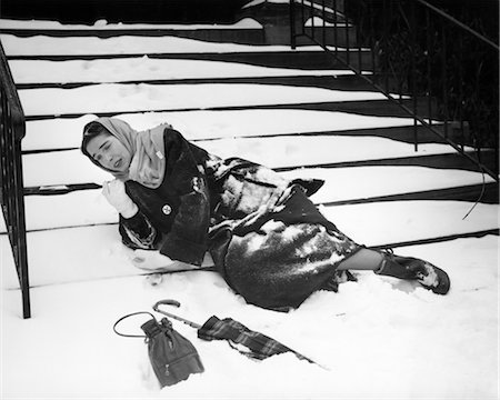 1950s WOMAN LYING ON SNOW COVERED STEPS FALL ACCIDENT SLIP EXPRESSION OF PAIN WINTER OUTDOORS UMBRELLA HANDBAG IN SNOW VICTIM Fotografie stock - Rights-Managed, Codice: 846-02791776
