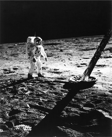 posar (aterrizar) - 1960s ASTRONAUT BUZZ ALDRIN IN SPACE SUIT WALKING ON THE MOON NEAR THE APOLLO 2 LUNAR MODULE CRATERS Foto de stock - Con derechos protegidos, Código: 846-02791783