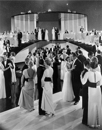1930s COUPLES DANCING ON MOVIE SET OF SWING TIME WHICH STARRED FRED ASTAIRE & GINGER ROGERS BANDLEADER GEORGE METAXA Foto de stock - Con derechos protegidos, Código: 846-02791808