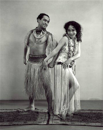 1920ER JAHRE STUDIO FEHLSCHÜSSE MANN FRAU POLYNESISCHE TÄNZER GRAS RÖCKE Stockbilder - Lizenzpflichtiges, Bildnummer: 846-02791859