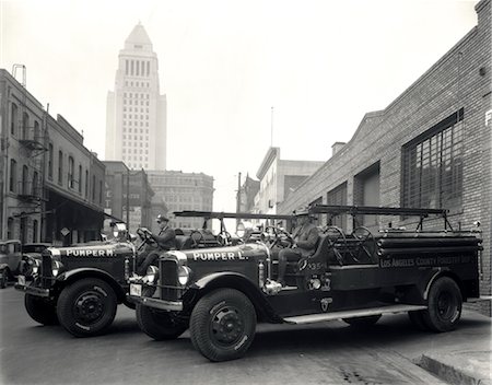 ANNÉES 1930 ANNÉES 1920 DEUX CAMIONS AVEC LOS ANGELES CITY HALL EN ARRIÈRE-PLAN DE POMPIERS Photographie de stock - Rights-Managed, Code: 846-02791874