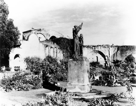 simsearch:846-03165382,k - 1930s 1940s STATUE OF FATHER JUNIPERO SERRA IN GARDEN AT MISSION OF SAN JUAN CAPISTRANO CALIFORNIA Stock Photo - Rights-Managed, Code: 846-02791887