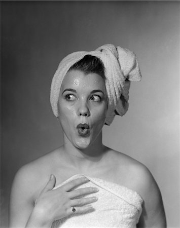 1950s WOMAN MAKING FUNNY FACE EXPRESSION WEARING TOWEL ON HEAD LOOKING OFF TO THE SIDE Foto de stock - Con derechos protegidos, Código: 846-02791917