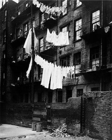 escombros - 1930s TENEMENT BUILDING WITH LAUNDRY HANGING ON CLOTHESLINES I Foto de stock - Con derechos protegidos, Código: 846-02791945